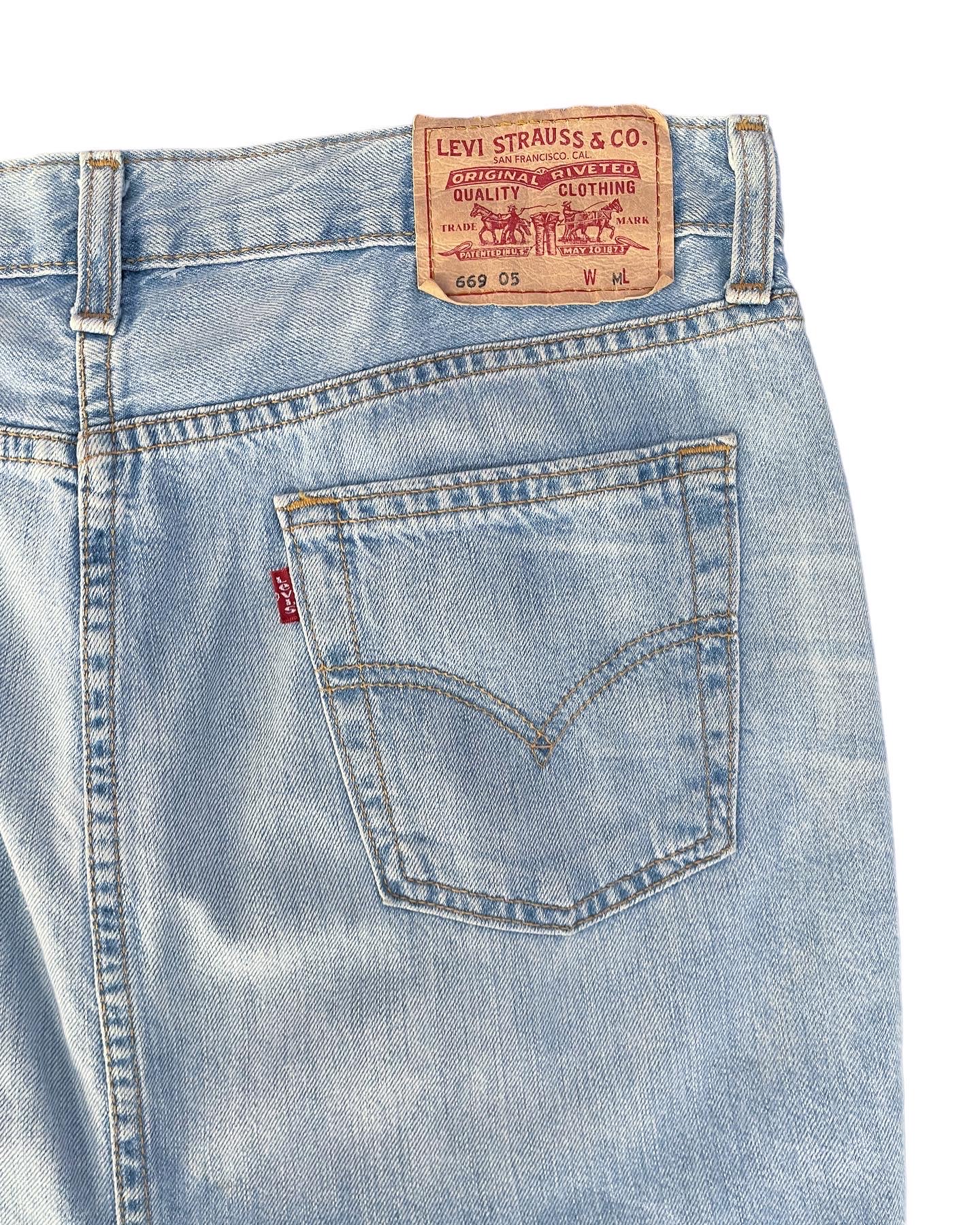 Levi's essential skirt sale